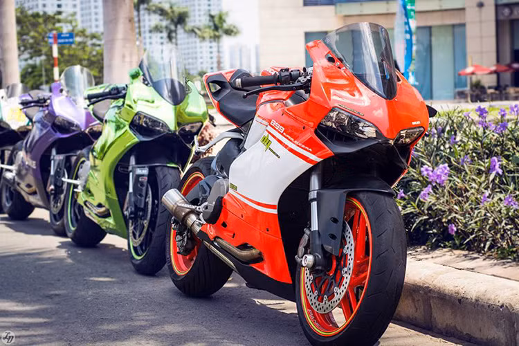 Những chiếc xe thể thao làm mới với dàn áo màu sắc rực rỡ, độ ống xả và nhiều chi tiết độc đáo trên xe.