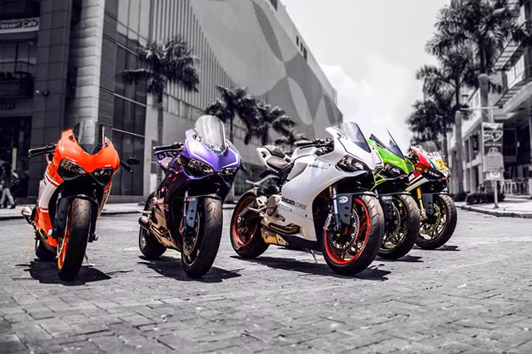 Động cơ Superquadro V-twin 90 độ cho công suất 148 mã lực tại vòng tua máy 10.750 vòng/phút, mô-men xoắn cực đại 99 Nm tại 9.000 vòng/phút.