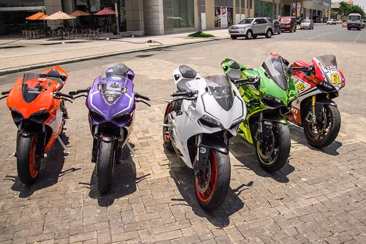  Dàn xe Ducati Panigale gồm 5 chiếc, mang trên mình màu sắc đặc trưng theo từng sở thích của chủ xe bao gồm 4 chiếc 899 và 1199s.