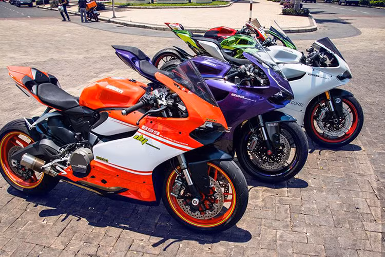 Ngoài vẻ đẹp bắt mắt từ bộ cánh, những chiếc Ducati này còn được trang bị hệ thống ống xả hàng hiệu khác nhau như; Akrapovic, Austin Racing, SC Project, Termignoni. 