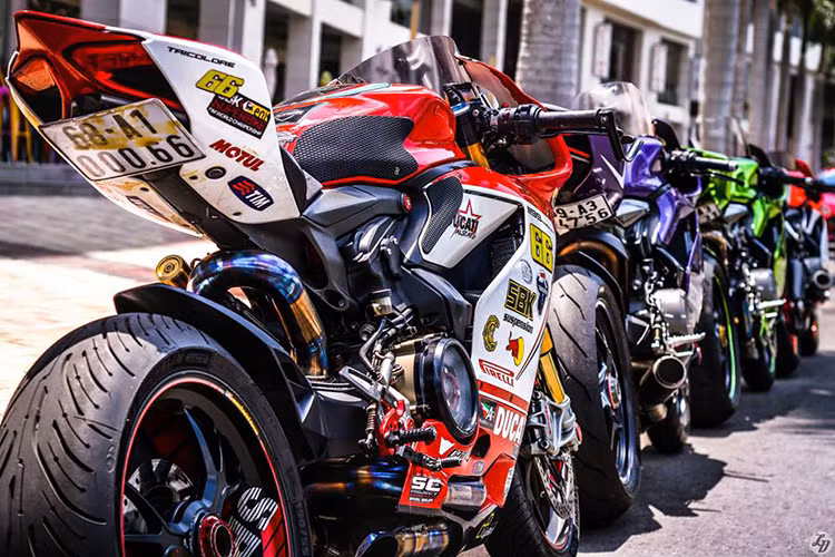 Ducati 1199S Panigale sở hữu động cơ Superquadro L-Twin làm mát bằng dung dịch có dung tích xi-lanh 1.199 phân khối, sức mạnh 195 mã lực tại vòng tua máy 10.750 vòng/phút, mô-men xoắn cực đại 98 Nm tại vòng tua máy 9.000 vòng/phút.