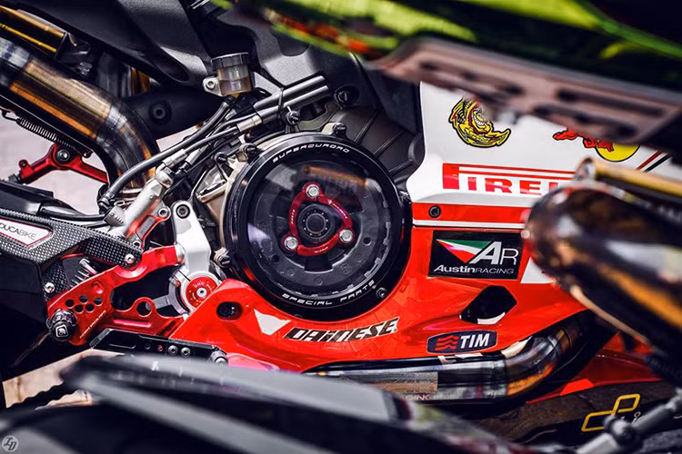 Chiếc 1199 Panigale S này được độ full option của một tay chơi Việt, bao gồm; dàn áo đấu, pô titanium cùng loạt đồ chơi đắt giá khác...