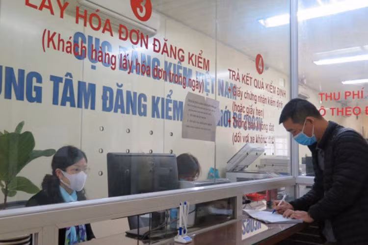 Xe oto het han dang kiem mua COVID-19, co bi phat?