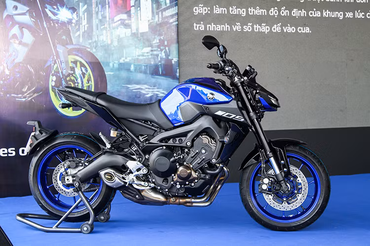 Không có nhiều nâng cấp ở sức mạnh động cơ, Yamaha MT-09 2018 mới vẫn gây sự chú ý đến "tín đồ" chơi xe phân khối lớn bởi những thay đổi vô cùng ấn tượng ở thiết kế bên ngoài như hệ thống đèn pha mới, dàn đuôi sau được làm lại ngắn hơn kết hợp bộ pat biển số mới, đi kèm công nghệ...