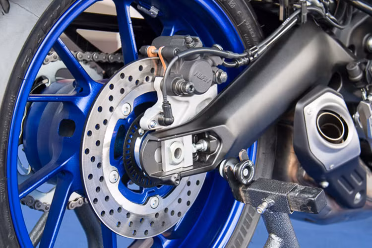 MT-09 sở hữu hệ thống phanh với đĩa phanh kép đường kính 298 mm ở phía trước và một đĩa đơn ở phía sau. Hệ thông ống xả của xe cũng giống như ở thế hệ trước được đặt thấp dưới gầm xe, khiến thiết kế của xe trông gọn gàng và thanh thoát hơn. Giống nhiều chi tiết khác trên xe, cặp mâm của MT-09 được sơn màu "xanh GP" đặc trưng của Yamaha.