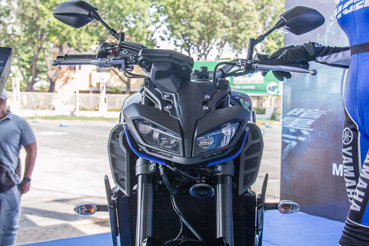 Trên phiên bản mới này, điểm nâng cấp được nhiều người chơi xe chú ý nhất chính là hệ thống đèn pha mới gồm 4 gương cầu và 2 dải LED nhỏ phía dưới với thiết kế được kế thừa từ đàn anh siêu naked-bike Yamaha MT-10 nhưng có phần dễ nhìn và sắc cạnh hơn.