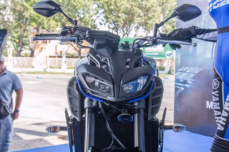 Trên phiên bản mới này, điểm nâng cấp được nhiều người chơi xe chú ý nhất chính là hệ thống đèn pha mới gồm 4 gương cầu và 2 dải LED nhỏ phía dưới với thiết kế được kế thừa từ đàn anh siêu naked-bike Yamaha MT-10 nhưng có phần dễ nhìn và sắc cạnh hơn.