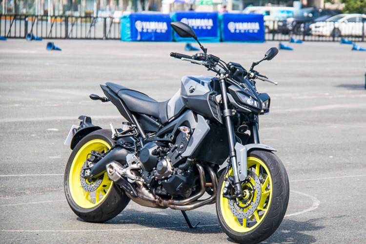 Theo Yamaha chohay, khối động cơ của MT-09 đã đáp ứng đủ tiêu chuẩn về khí thải Euro4. Mức tiêu hao nhiên liệu của xe vào khoảng 18,2 km/l. Xe được trang bị hộp số 6 cấp với hệ thống Quickshifter system (QSS) được trang bị mặc định, hệ chống trượt bánh khi dồn số gắp Assist &amp; Slip Clutch giúp côn nhẹ và vào số êm ái hơn.