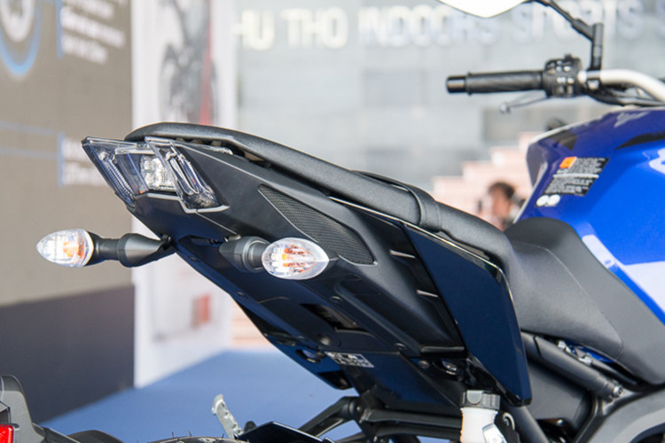 Yên xe được làm liền khối, yên trước lõm xuống không quá nhiều nhưng cũng đủ làm cho chân người lái ôm sát lấy bình xăng phình to phía trên để tăng khả năng núp gió. Xe có chiều dài 2.075 mm, rộng 815 mm và cao 1.120mm. Chiều dài cơ sở 1.440 mm và trọng lượng 193 kg. Chiều cao yên xe giảm 5 mm, ở mức 820 mm tính từ mặt đất.