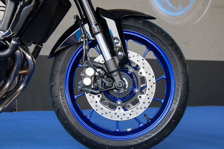 Hệ thống treo trên MT-09 2018 cũng được nâng cấp, có thể điều chỉnh độ giảm sốc. Phuộc trước dạng up-side-down đường kính 41 mm, trong khi phía sau là phuộc monoshock. Hệ thống phanh ABS và kiểm soát lực kéo là trang bị tiêu chuẩn trên MT-09, xe còn có hệ thống sang số nhanh.