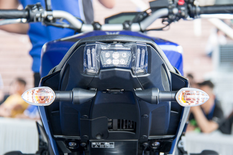 Bộ khung phụ ở đuôi sau theo hãng xe máy Yamaha chia sẻ đã cắt ngắn bớt 30 mm cho dáng ngồi chắc khỏe hơn cùng với đó bộ đèn hậu LED cũng đã thiết kế lại kết hợp với bộ pat biển số mới đã làm cho phần đuôi sau của MT-09 thêm phần thể thao và đẹp mắt hơn so với phiên bản cũ.