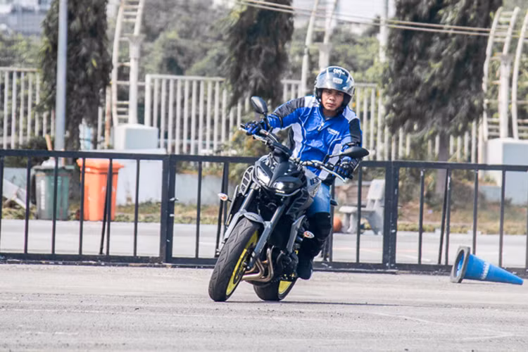 Yamaha MT-09 sẽ là đối thủ cạnh tranh với Kawasaki Z900 trong phân khúc naked-bike 900 cc. Cả hai mẫu xe cùng có giá bán 299 triệu đồng. Yamaha MT-09 thế hệ mới đang được các đại lý nhập khẩu tư nhân bán với giá 350-355 triệu đồng, cao hơn giá chính hãng 51-56 triệu đồng.