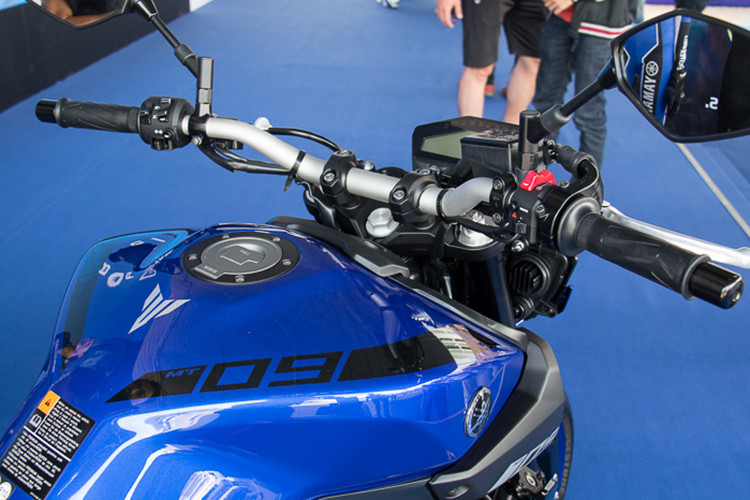 Yamaha MT-09 mới sở hữu vẻ ngoài có xu hướng đẩy nhiều về phía trước bình xăng cao gồ ghề góc cạnh dung tích 14 lít, kết hợp cùng 2 hốc gió nhỏ ôm lấy phần trục trước của chiếc xe. Đồng hồ nằm lệch về phía tay phải, hiển thị hoàn toàn dạng LCD. Bên cạnh những chức năng cơ bản, MT-09 còn bổ sung nút bấm đèn cảnh báo, chuyển chế độ và tùy chỉnh 3 mức lực kéo (Traction Control System).