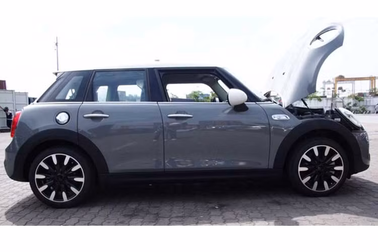 Ngoài loạt xe mới về Việt Nam, tại cảng VICT đang có rất nhiều những chiếc BMW với đủ các chủng loại, từ 6-Series đến 2-Series, X1, X5... Đây là lô xe cũ nhập về của Euro Auto trước đây vẫn đang nằm chờ để được giải quyết - hiện vẫn chưa có thông tin chính thức về lô xe này.