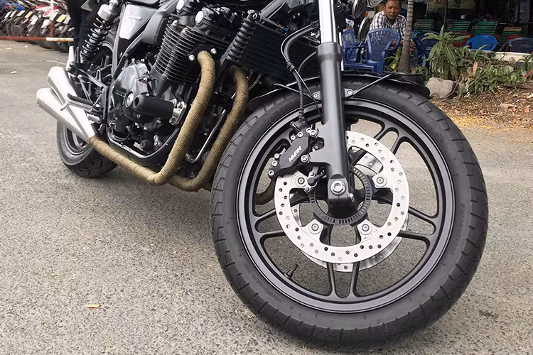 Ngoài ra, ghi đông zin cũng được thay thế ghi đông dạng Tracker cổ điển mang thương hiệu Rizoma nhằm tăng góc đánh lái. Với cụm tay lái này, nó không chỉ giúp cho chủ nhân dễ điều khiển hơn trên phố mà cả những cũng đường phượt đầy ghồ ghề, gai góc.