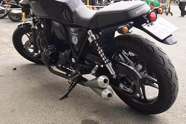 Phía trên của phần đầu xe là chi tiết kính chắn gió cỡ lớn được độ thêm theo phong cách cafe racer. Kính chắn gió mới này không chỉ nhằm tăng khí động học khi chạy ở tốc độ cao, cũng như tăng tính thẩm mỹ cho xe.