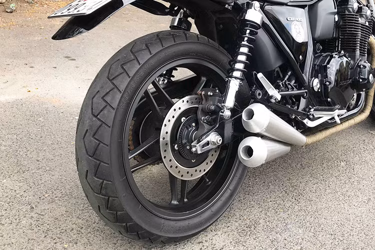 Phía sau, cụm đèn hậu lớn cũng đã được độ lại với đèn Stop LED tròn, nhỏ gọn đặt ngay trên chắn bùn chính của xe. Dè sau cũng được cắt gọn hơn thể hiện cá tính, pad biển số nâng cao sát cụm đèn hậu dạng led. Hệt hống ống xả được "thửa riêng" cho âm thanh mạnh mẽ hơn.