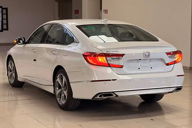 Dù liên tục đại hạ giá nhưng Accord vẫn chưa thể cải thiện được tình hình doanh số khi liên tục xếp cuối phân khúc và góp mặt vào top 10 ôtô bán ít nhất thị trường.