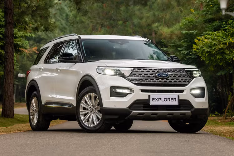 Với mẫu xe nhập khẩu nguyên chiếc từ Mỹ Ford Explorer, hãng áp dụng ưu đãi 50% lệ phí trước bạ trong tháng 10/2024. Qua đó, giúp khách mua xe Explorer tiết kiệm được khoản chi phí lăn bánh 105 triệu đồng.