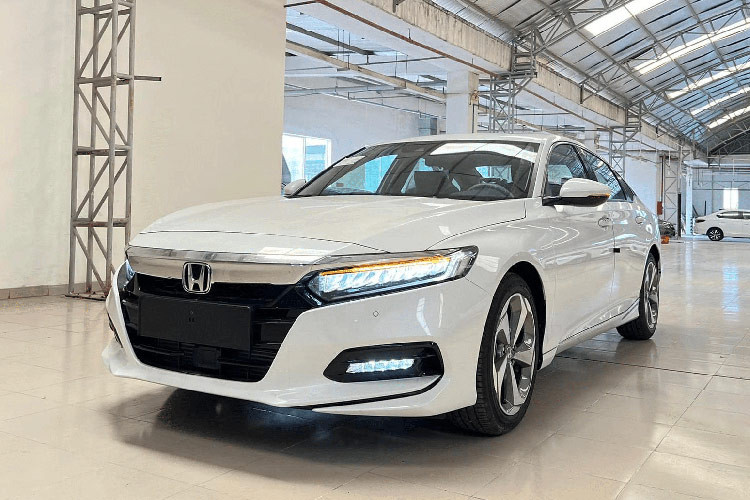  Honda Accord Từ giữa năm 2024, Honda luôn duy trì ưu đãi giảm giá trực tiếp tiền mặt lên tới 220 triệu cho mẫu sedan cỡ D Accord. Nhờ đó, giúp giá xe Honda Accord trở về mức cạnh tranh hơn đáng kể, từ 1,099 tỷ đồng thay vì 1,319 tỷ đồng như niêm yết.