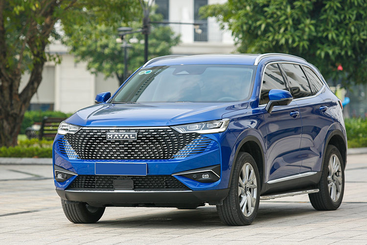  Haval H6 Tương tự các tháng trước, Haval tại Việt Nam tiếp tục triển khai chương trình khuyến mãi 50% lệ phí trước bạ và giảm 100 triệu đồng tiền mặt cho dòng xe H6. Với tổng giá trị ưu đãi lên tới 146 triệu đồng, giá xe Haval H6 trở về 840 triệu đồng, mức giá có thể cạnh tranh sòng phẳng với loạt xe thuộc phân khúc dưới như Honda HR-V RS (871 triệu đồng) và Toyota Corolla Cross 1.8 HEV (905 triệu đồng). 