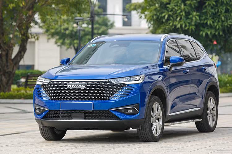  Haval H6 Tương tự các tháng trước, Haval tại Việt Nam tiếp tục triển khai chương trình khuyến mãi 50% lệ phí trước bạ và giảm 100 triệu đồng tiền mặt cho dòng xe H6. Với tổng giá trị ưu đãi lên tới 146 triệu đồng, giá xe Haval H6 trở về 840 triệu đồng, mức giá có thể cạnh tranh sòng phẳng với loạt xe thuộc phân khúc dưới như Honda HR-V RS (871 triệu đồng) và Toyota Corolla Cross 1.8 HEV (905 triệu đồng). 