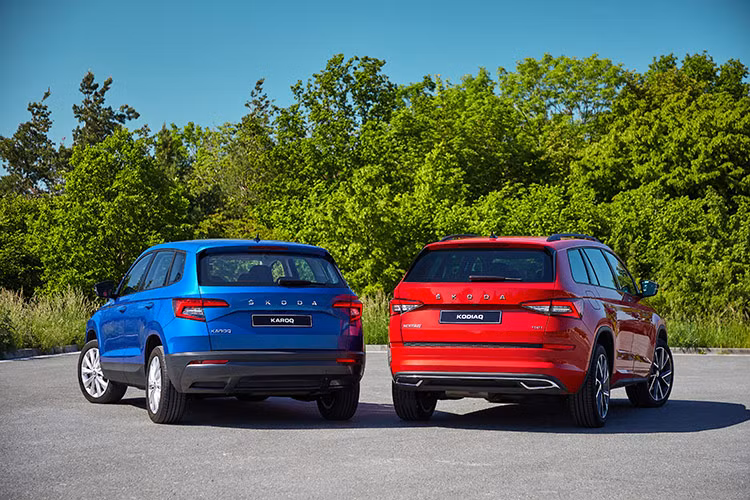 Dòng Skoda Kodiaq có giá bán lẻ đề xuất từ 1,189 - 1,409 tỷ đồng, tương đương mức giảm khoảng 119 - 141 triệu đồng, tùy phiên bản và khu vực đăng ký. Ngoài ra, khách hàng mua xe còn được tặng thêm nhiều phụ kiện giá trị như: Bộ 4 mâm; Tấm ốp bàn đạp ga &amp; phanh; Tấm ốp cửa xe; Bậc bước chân hai bên; Thảm sàn; Tựa đầu hàng ghế sau.