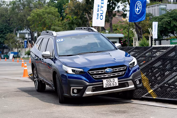  Subaru Forester, BRZ và Outback Trong tháng 10, Subaru tiếp tục giảm giá cho loạt xe đang mở bán tại thị trường ôtô Việt Nam. Nếu BRZ và Outback tiếp tục duy trì mức giảm tương đương 364 triệu đồng và 403 triệu đồng như tháng trước thì Forester đã được hãng gia tăng ưu đãi.