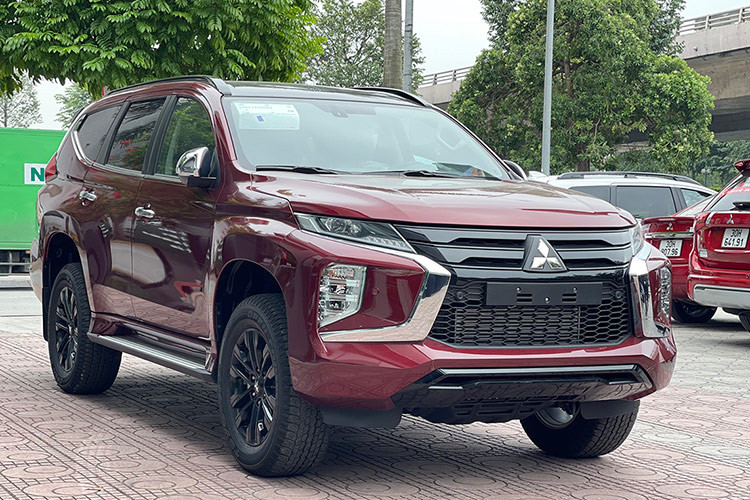  Mitsubishi Pajero Sport Trong tháng 10, Mitsubishi Việt Nam áp dụng ưu đãi hấp dẫn cho toàn bộ chuỗi sản phẩm nhập khẩu của hãng. Trong đó, Pajero Sport là mẫu xe được hưởng giá trị ưu đãi lớn nhất, lên tới 171,5 triệu đồng, bao gồm hỗ trợ tương đương 100% lệ phí trước bạ, tương đương 113 - 136,5 triệu đồng và 01 Phiếu nhiên liệu, trị giá 30 - 35 triệu đồng.
