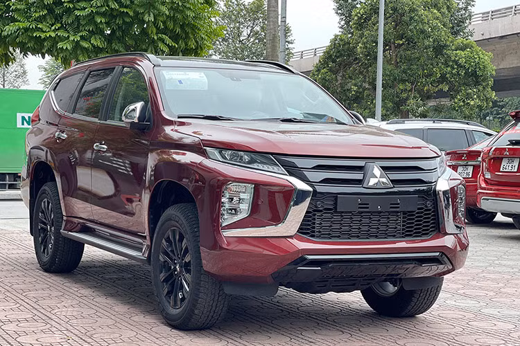  Mitsubishi Pajero Sport Trong tháng 10, Mitsubishi Việt Nam áp dụng ưu đãi hấp dẫn cho toàn bộ chuỗi sản phẩm nhập khẩu của hãng. Trong đó, Pajero Sport là mẫu xe được hưởng giá trị ưu đãi lớn nhất, lên tới 171,5 triệu đồng, bao gồm hỗ trợ tương đương 100% lệ phí trước bạ, tương đương 113 - 136,5 triệu đồng và 01 Phiếu nhiên liệu, trị giá 30 - 35 triệu đồng.