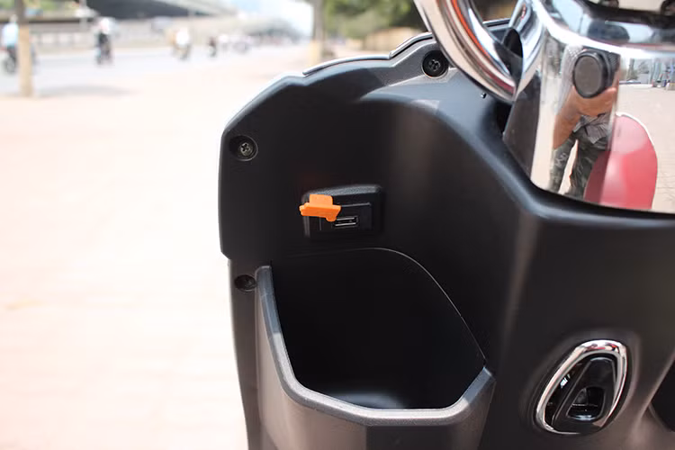 Diamond AP1608 cũng được hãng xe máy điện Anbico chú trọng hơn tới tính tiện dụng. Hộc để đồ phía trước có khả năng để được chai nước, điện thoại di động hoặc kính, khẩu trang. Móc treo đồ phía trước tiện lợi giúp người lái không phải mở yên xe khi treo các đồ vật nhỏ. Đặc biệt, giống nhiều dòng xe tay ga cao cấp, chiếc xe được trang bị cổng sạc USB để sạc các thiết bị di động.