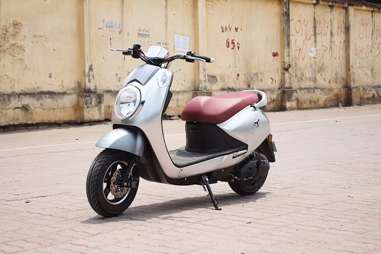 So với đa số những mẫu xe khác trên thị trường, xe điện Anbico Diamond (hay còn gọi tên mã Anbico Diamond AP1608) sở hữu kiểu dáng giống như những mẫu xe tay ga chạy xăng truyền thống, cùng với chất lượng hoàn thiện cao hơn. Về tổng thể, xe có thiết kế khá bầu bĩnh, tinh tế và đặc biệt dành cho đa dạng người dùng ở mọi lứa tuổi hiện nay.