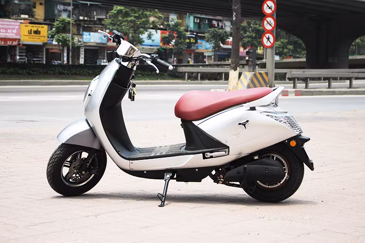 Anbico công bố chỉ số tiêu thụ điện năng trong một lần sạc chỉ tốn khoảng 0,5kW (chưa tới 1.000 VND tiền điện theo giá hiện tại), với thời gian sạc đầy chừng 6 tiếng sẽ cho quãng đường đi được 80km. Dĩ nhiên, đây là quãng đường lý tưởng, thực tế bạn nên tính quãng đường di chuyển của xe chừng 65km cho mỗi lần sạc đầy bởi điều kiện đường phố thường khá đông đúc sẽ tiêu hao điện năng nhiều hơn.