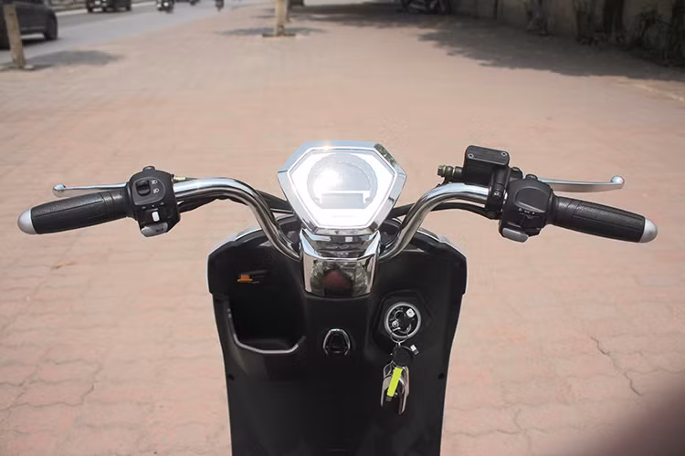 Xe sử dụng tay lái cao, rộng dễ dàng điều khiển kể cả khi các khách hàng là nam hay nữ. Các nút bấm điều khiển trên xe được thiết kế đơn giản giống như nhiều mẫu xe máy tay ga trên thị trường hiện nay, nhiều tiện ích - dễ dàng tiếp cận với mọi đối tượng mới sử dụng dòng xe này.
