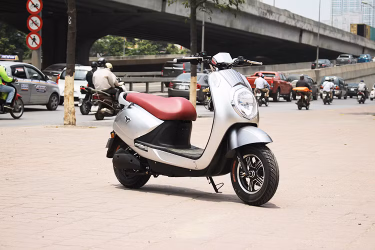 Nhìn chung, Diamond AP1608 sở hữu vẻ ngoài hiện đại, trẻ trung với những đường nét thiết kế bo tròn liền khối, sàn để chân rộng rãi, hộc chứa đồ dưới yên xe rộng, bảng đồng hồ bắt mắt và đặc biệt là cổng sạc thiết bị ngoại vi tiện dụng. Việc sử dụng 5 bình ắc-quy với động cơ điện chống nước toàn phần giúp kéo dài độ bền cũng như giúp xe khỏe hơn. Mẫu xe máy điện này phù hợp với mọi đối tượng từ học sinh tới người nội trợ hay các chị em đang cần một phương tiện tiết kiệm để đi làm...