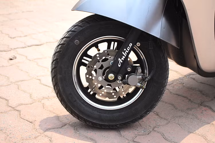 Diamond AP1608 sử dụng bộ vành 5 chấu đường kính 10 inch. Cả bánh trước, sau đều dùng lốp không săm có thông số 3.5-10. Mẫu xe máy điện này cũng được trang bị phanh đĩa an toàn phía trước, tang trống phía sau, giảm sóc dạng tang trống và lò so trụ an toàn trên mọi cung đường...