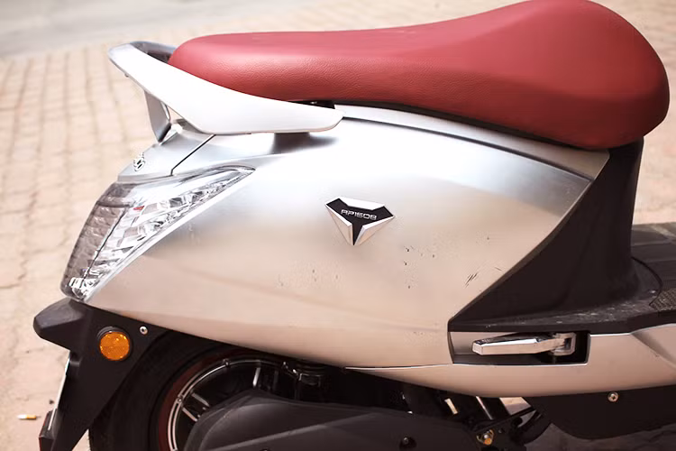 Kích thước của xe lần lượt là 1770x750x1040 mm, khoảng cách giữa 2 trục bánh xe 1260 mm. Chiều cao yên xe 740 mm, khoảng cách từ gầm xe xuống mặt đất 150 mm. Mặt yên rộng, không đường chỉ may, logo dập chìm phía trên mặt yên cùng những đường cong hợp lý khiến hành khách trên xe cảm thấy khá thoải mái khi di chuyển trên chặng đường dài.