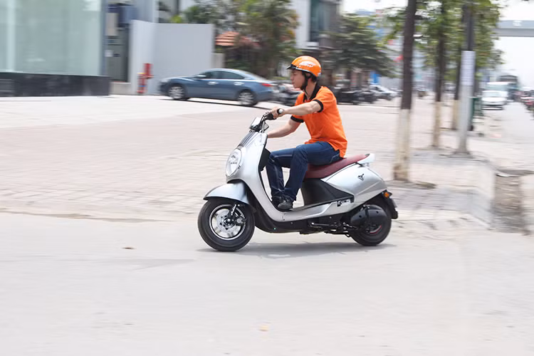 Diamond AP1608 sở hữu hệ thống giảm xóc khá tốt, trên đường thử gồ ghề, qua gờ giảm tốc hay leo lên lề đường, những xung động được dập tắt để tác động ít nhất lên tay lái và yên xe. Giảm xóc đôi cả trước và sau không quá mềm nhưng vừa đủ cứng vững giúp xe ổn định khi qua địa hình xấu. Hệ thống phanh đĩa trước, tang trống sau hoạt động hiệu quả, những cú phanh gấp không có hiện tượng trượt rê bánh. 