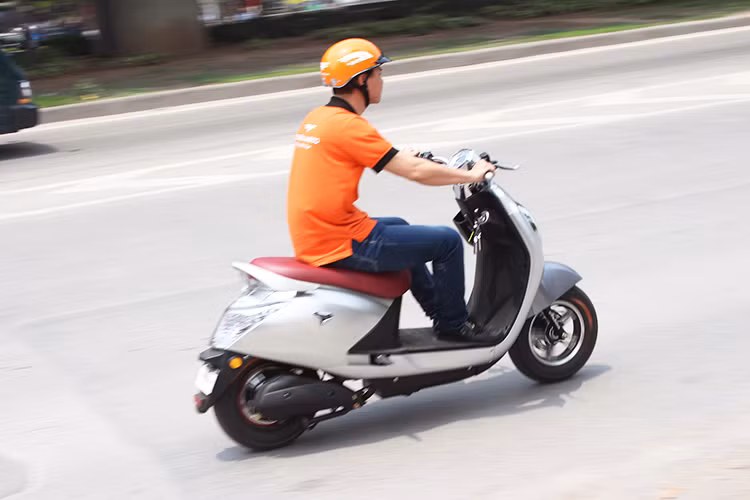 Khi chiếc xe đã đạt tốc độ ổn định, chiếc xe lướt đi một cách êm ái và nhẹ nhàng, tăng giảm gia cũng không có hiện tượng giật mạnh. Tốc độ tối đa mà chúng tôi thử nghiệm với một người có cân nặng khoảng 60kg với chiếc AP1608 ở mức trên 45km/h. Tuy nhien, khi được chở thêm người, xe cũng không quá ì ạch mà vẫn đạt ở mức 40km/h, thậm chí mạnh hơn.