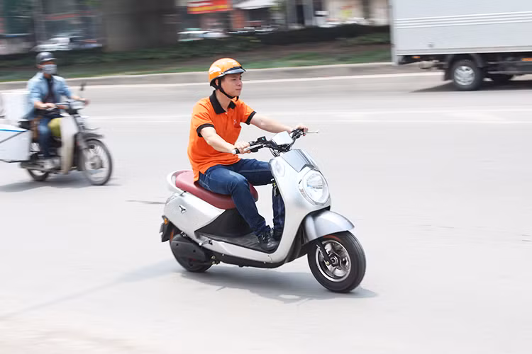 Cảm giác đầu tiên khi ngồi lên xe là cảm giác khá chắc chắn, hệ thống khung thép được gia công độ cứng cao cũng như các chi tiết được định vị tốt. Nhẹ nhàng tăng ga, chiếc xe phản ứng và vọt lên một cách nhanh chóng. Chúng tôi nhận thấy sự tăng tốc rất ấn tượng của chiếc AP1608 hơn nhiều mẫu xe máy điện khác từng cầm lái trước đây, khi bạn nhích ga thường sẽ có độ trễ và không thực sự được bố nhưng điều này gần như không xảy ra với Diamond AP1608.