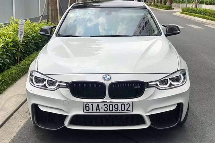 Mẫu xe sedan BMW 3-Series được xem là dòng xe sang khá dễ độ nếu người chơi có đầy đủ các phụ kiện cần thiết, đặt hàng từ nước ngoài. Đây là những món đồ thiết kế riêng cho dòng xe này nên khi mua về chỉ việc thay thế hàng nguyên bản, không phải chế gì thêm.