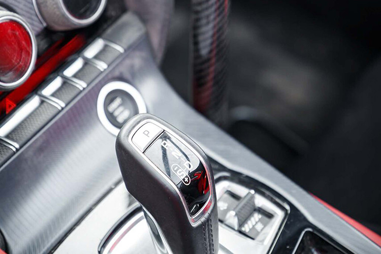 Bộ giảm chấn có thể điều chỉnh ba hướng cho phép chiếc xe đáp ứng các loại bề mặt khác nhau và có thêm các vòng bi hình cầu nhằm mang tới khả năng phản ứng chính xác hơn. Trang bị các loại mâm và lốp chủng loại đua đường trường đặc biệt dã chiến, trong khi bộ phanh tay thủy lực giúp tài xế xử lý nhanh nhạy trên các khúc cua tay áo.