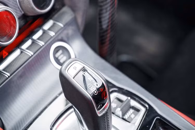 Bộ giảm chấn có thể điều chỉnh ba hướng cho phép chiếc xe đáp ứng các loại bề mặt khác nhau và có thêm các vòng bi hình cầu nhằm mang tới khả năng phản ứng chính xác hơn. Trang bị các loại mâm và lốp chủng loại đua đường trường đặc biệt dã chiến, trong khi bộ phanh tay thủy lực giúp tài xế xử lý nhanh nhạy trên các khúc cua tay áo.