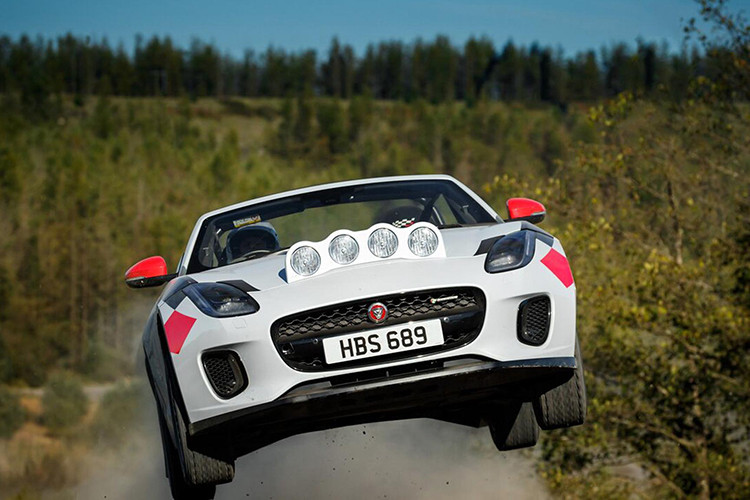 Theo ông Ian Callum, Giám đốc Thiết kế Jaguar cho biết: “Không có nhiều cơ hội để thiết kế một chiếc xe đua việt dã, vì vậy tôi đã rất phấn khích khi nghĩ tới việc đưa những yếu tố xe thể thao hiện đại vào mẫu xe đua này. Những phiên bản này nhằm tôn vinh mẫu XK 120 và tất cả những mẫu xe thể thao huyền thoại của Jaguar 70 năm trước, bao gồm cả phiên bản mới nhất F-TYPE Chequered Flag Limited Edition”.