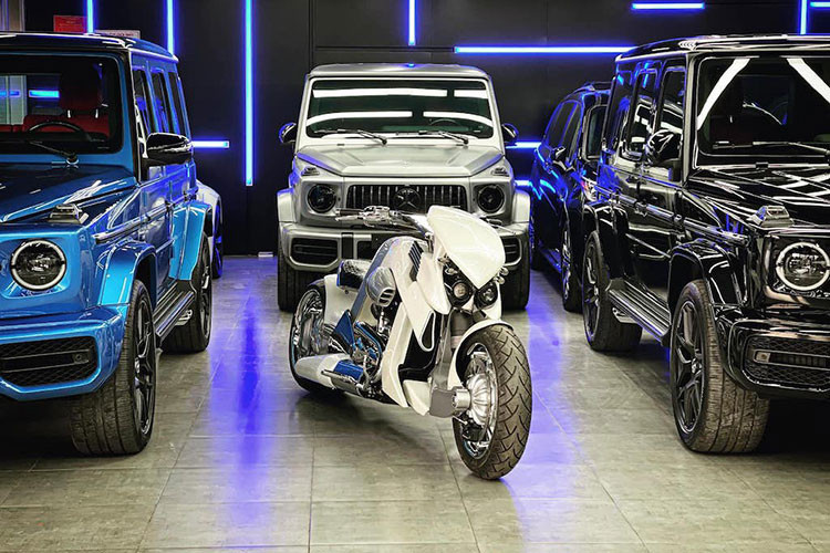 Ngay từ thời điểm 2010 khi chiếc V-Rex đầu tiên tới Việt Nam, mức giá của dòng xe này sau khi đóng đủ các loại thuế phí và ra biển đã lên tới khoảng 1,5 tỷ đồng. tuy nhiên chiếc V-Rex Travertson của Tuấn hưng là thế hệ mới và sở hữu nhiều tuỳ chọn cao cấp hơn. 