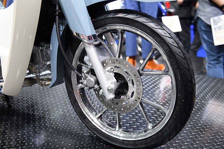 Chiếc Super Cub C125 mới đã loại bỏ vành nan hoa truyền thống, thay vào đó bộ la-zăng hợp kim, đi cùng bộ lốp kích thước 70/90-17. Trang bị an toàn phía trước gồm phanh đĩa đơn, giảm xóc ống lồng thuỷ lực. 
