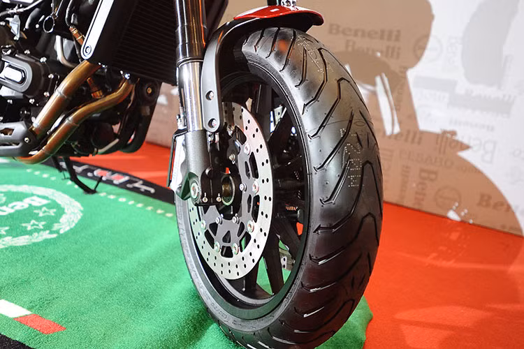 Leoncino được trang bị bộ vành hợp kim 17 inch, đi kèm lốp gai với kích cỡ 120/70 trước và 160/60 sau. Lực hãm của xe bắt nguồn từ phanh đĩa có đường kính 320 mm trước, đi kèm kẹp phanh 4 piston. Đằng sau là đĩa phanh 260 mm và kẹp phanh 1 piston. Hệ thống chống bó cứng phanh ABS là trang bị tiêu chuẩn.