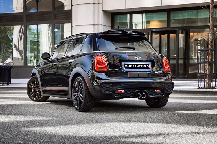 Về hiệu suất, phiên bản đặc biệt sở hữu công suất lên đến 208 mã lực thay vì 189 mã lực ở những phiên bản tiêu chuẩn. Carbon Edition được bán ra với cả 2 phiên bản là số sàn và số tự động.