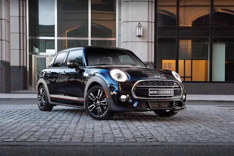Mini Carbon Edition có giá khởi điểm đối với phiên bản số sàn là 37.100 USD tương đương 824 triệu đồng (đã bao gồm phí vận chuyển). Và nếu muốn sử dụng phiên bản số tự động, khách hàng phải trả thêm số tiền là 1.500 USD tương đương 33,3 triệu đồng.