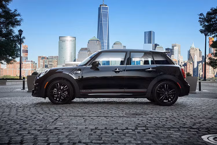 Bên trong nội thất, "con cưng" nhà Mini được trang bị vô-lăng JCW, màn hình 8.8 inch, hệ thống định vị vệ tinh, cửa sổ trời, ghế sưởi và dàn âm thanh Harman/Kardon cao cấp.